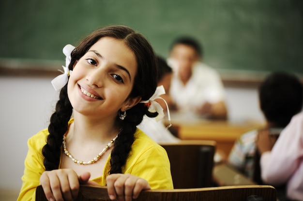 Belle petite fille dans la salle de classe