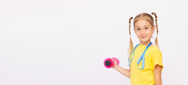 Photo belle petite fille faisant des exercices isolés sur l'espace de copie de bannière blanche