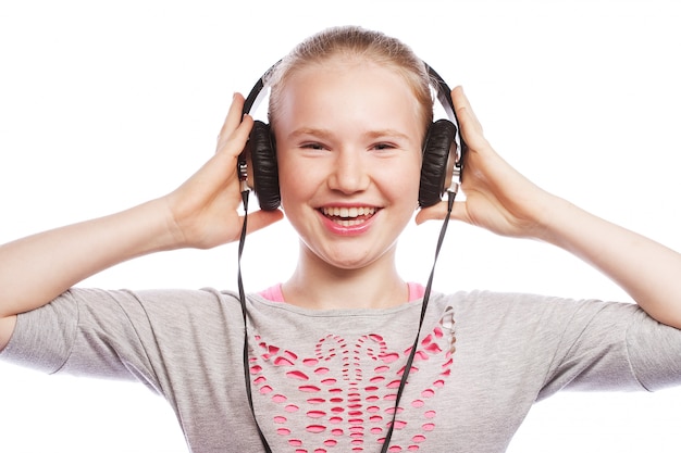 Belle petite fille heureuse avec un casque