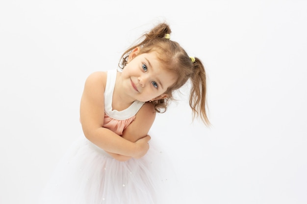 Belle petite fille isolée sur une surface blanche