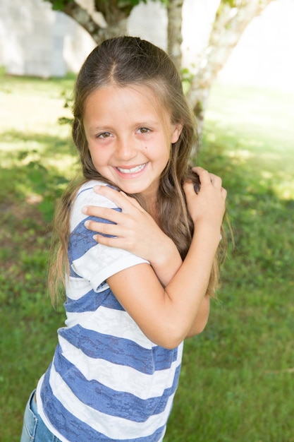 Belle petite fille joyeuse aux cheveux longs