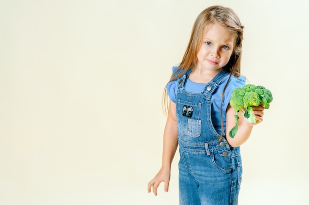 Belle petite fille avec de la laitue à la main