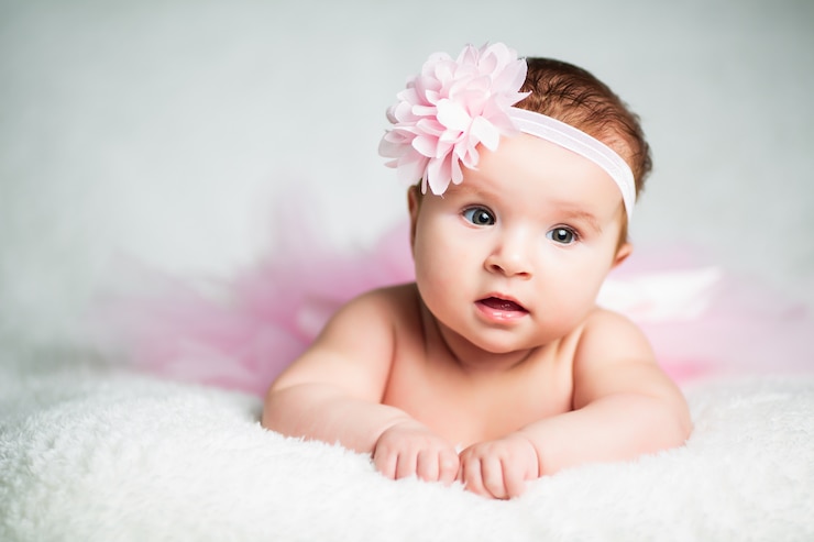 Photo belle petite fille en literie blanche à la maison est belle