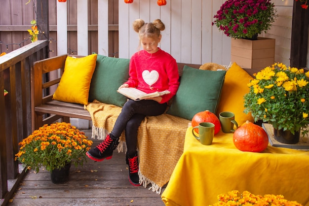 belle petite fille mignonne en automne se trouve à l'extérieur