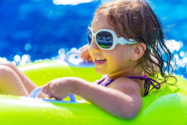 Belle petite fille nageant à la piscine