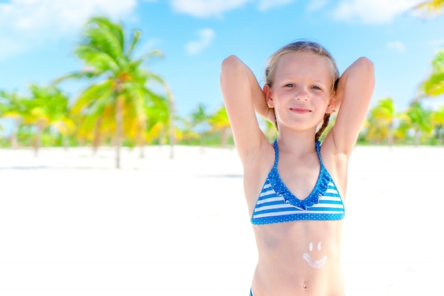 Belle petite fille à la plage s'amuser. Fille drôle profiter des vacances d'été.