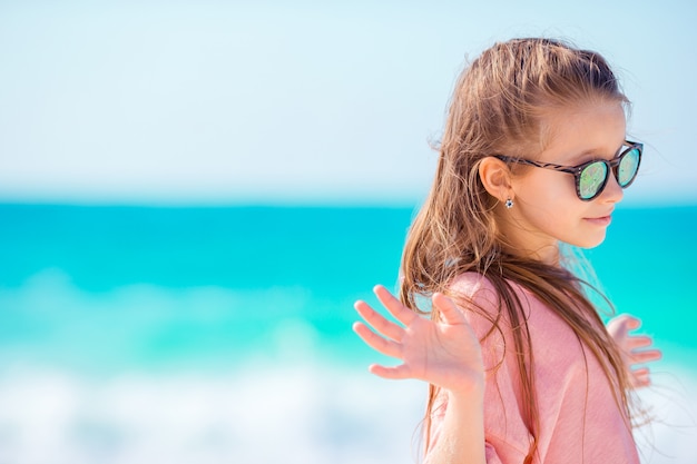 Belle petite fille à la plage s'amuser.