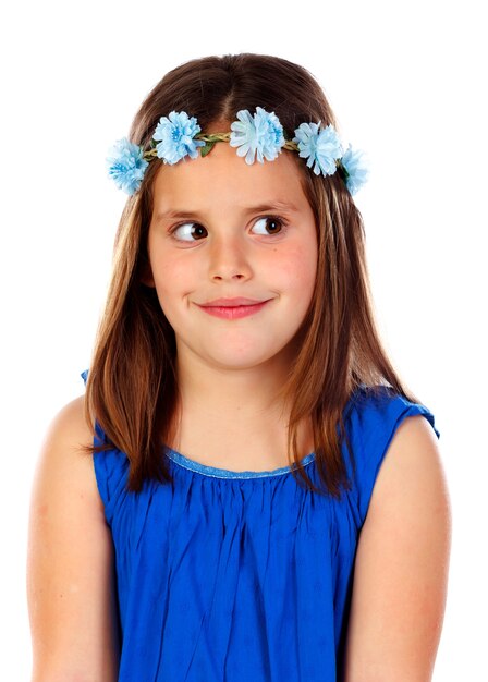 Belle petite fille avec une robe bleue et une couronne de fleurs sur la tête