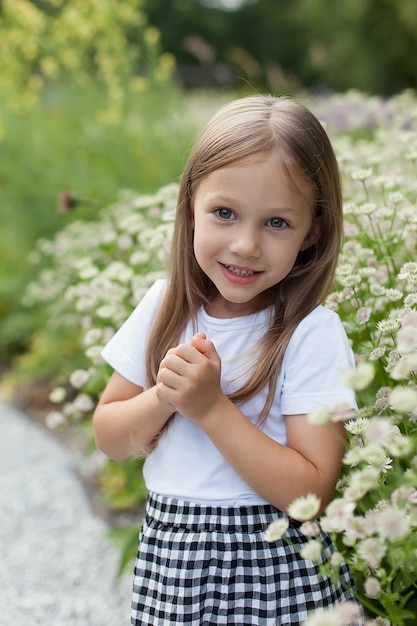 Photo belle petite fille souriante. regarde la caméra. photo publicitaire. enfant positif après la quarantaine.