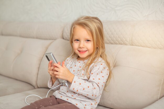 belle petite fille avec un téléphone portable