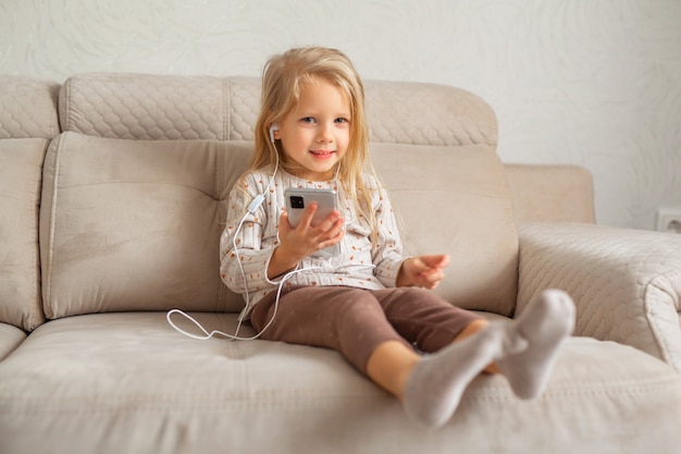 belle petite fille avec un téléphone portable