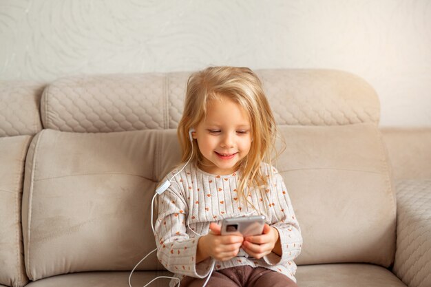 belle petite fille avec un téléphone portable