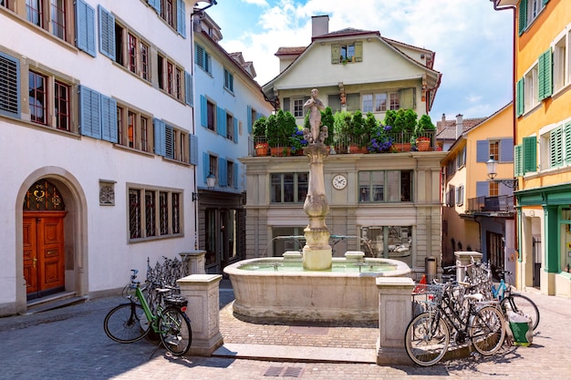 Belle petite place avec bol fontaine Napfbrunnen dans la vieille ville de Zurich en journée ensoleillée, Suisse