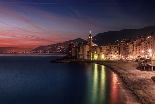 Belle petite ville méditerranéenne après le coucher du soleil avec un éclairage coloré - Camogli, Italie, voyage européen