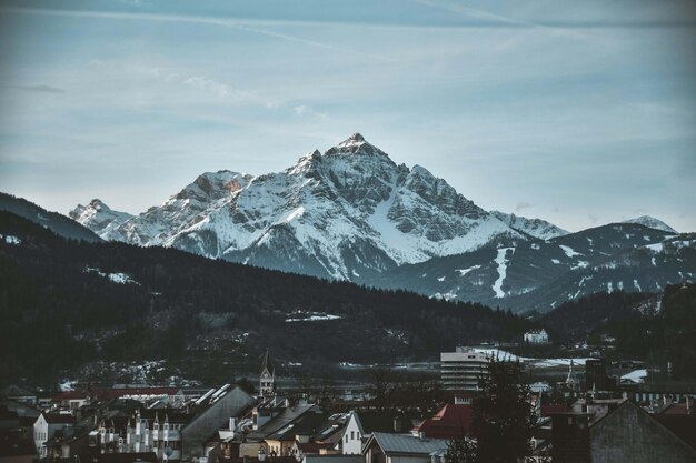 belle photo aérienne d'une ville au sommet d'une montagne enneigée