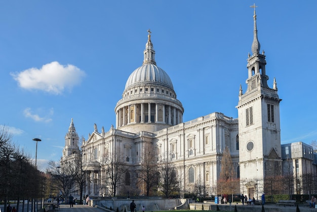 Belle photo de la célèbre cathédrale Saint-Paul de Londres