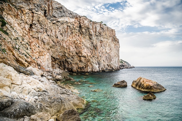 Belle photo de la Costa Brava à Gérone, Catalogne, Espagne par temps nuageux