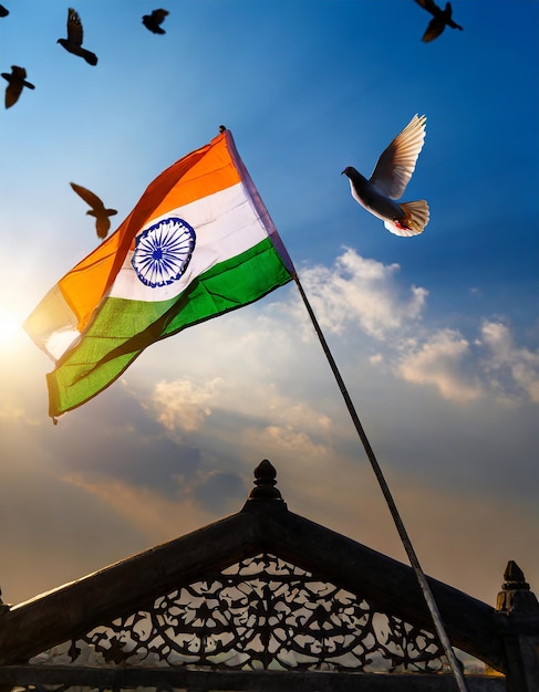 Belle photo du drapeau indien contre le ciel bleu et le pigeon volant célébration de la fête de la République de l'Inde