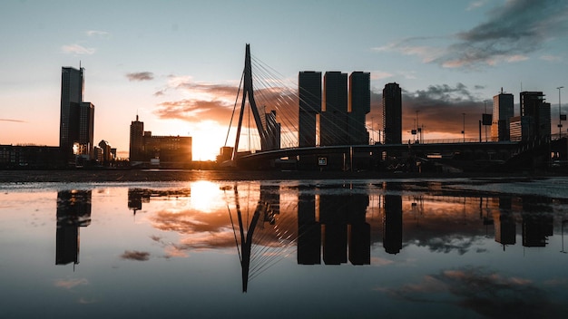 Belle photo du paysage urbain de Rotterdam au coucher du soleil