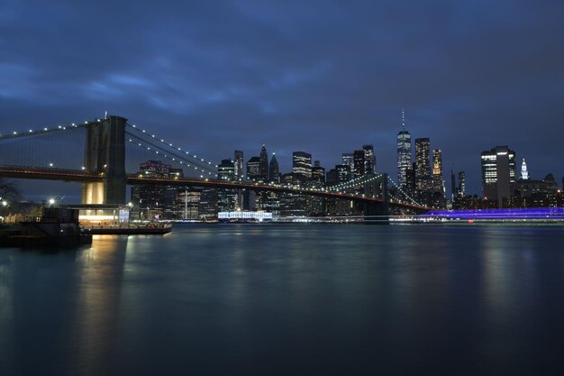 Belle photo du pont de Brooklyn la nuit à New York