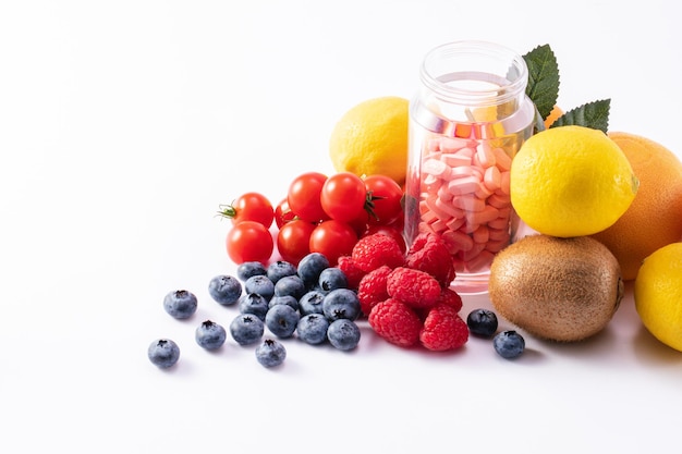 Belle photo de fruits frais, de baies avec des pilules médicales dans un bocal transparent