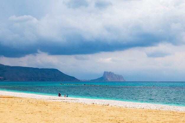 Belle photo d'une mer calme par une journée d'été ensoleillée