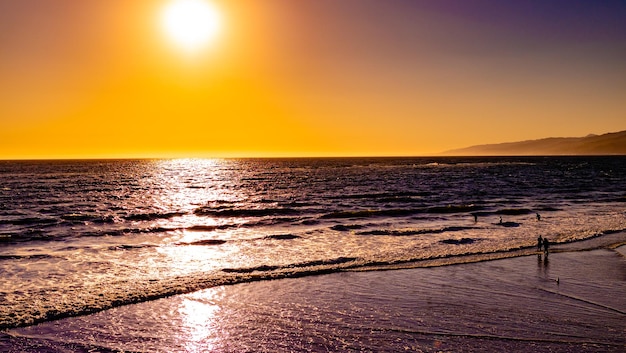 Belle photo d'une mer sous le coucher de soleil à couper le souffle