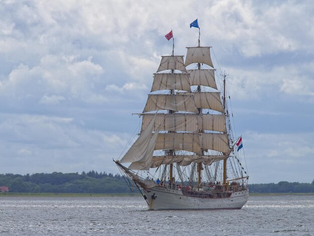 Une belle photo d'un navire lors de son voyage dans l'événement Tall Ship Races à Hals Danemark