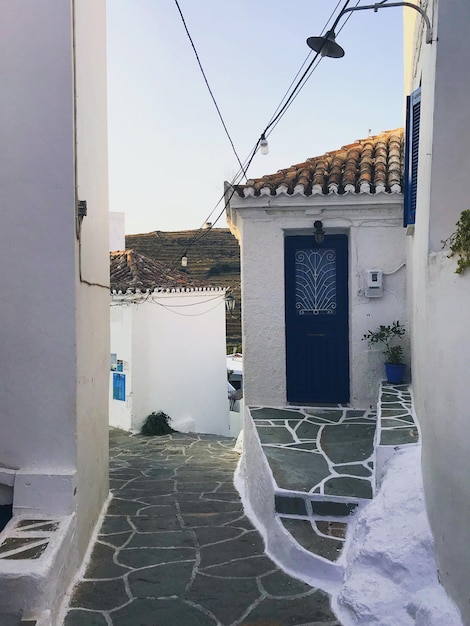 Belle photo d'une rue de chora sur l'île de kythnos en grèce