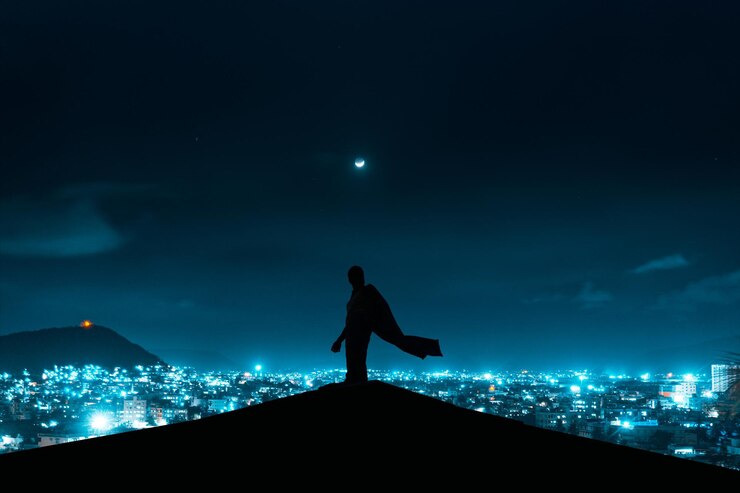 Belle photo d'une silhouette d'homme sous un ciel nocturne