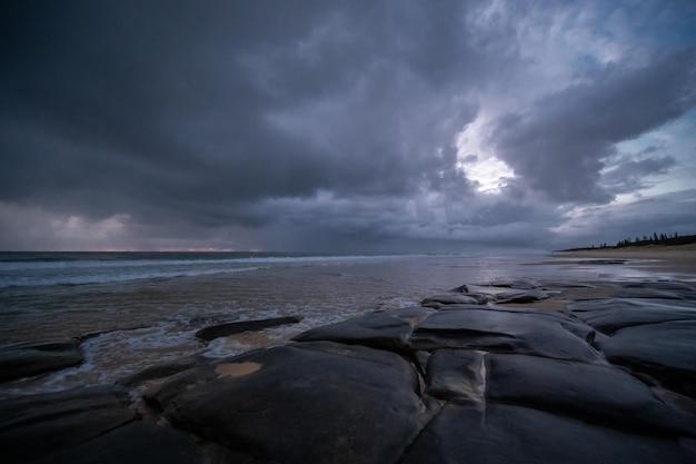 Belle photo à la Sunshine Coast du Queensland, Australie sous les nuages d'orage