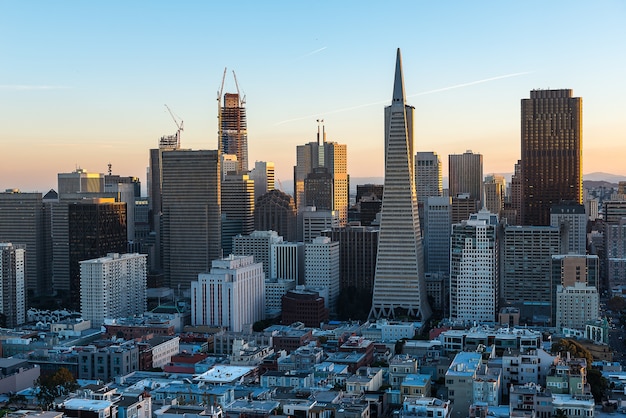 Belle photographie du coucher de soleil du centre-ville de San Francisco