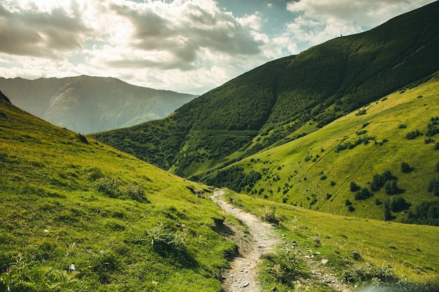 Une belle photographie de paysage avec les montagnes du Caucase en Géorgie