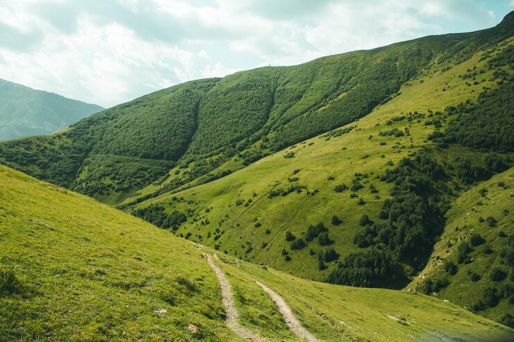 Photo une belle photographie de paysage avec les montagnes du caucase en géorgie