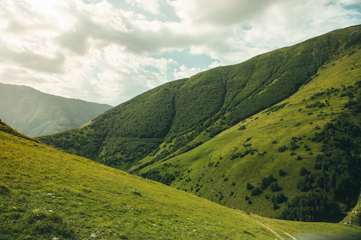 Photo une belle photographie de paysage avec les montagnes du caucase en géorgie
