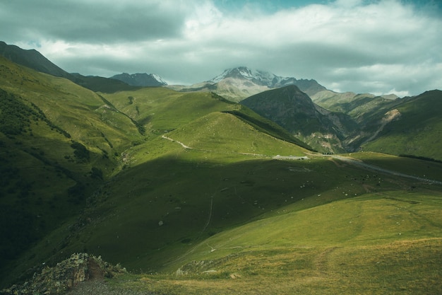 Une belle photographie de paysage avec les montagnes du Caucase en Géorgie