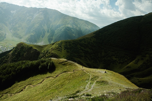 Photo une belle photographie de paysage avec les montagnes du caucase en géorgie