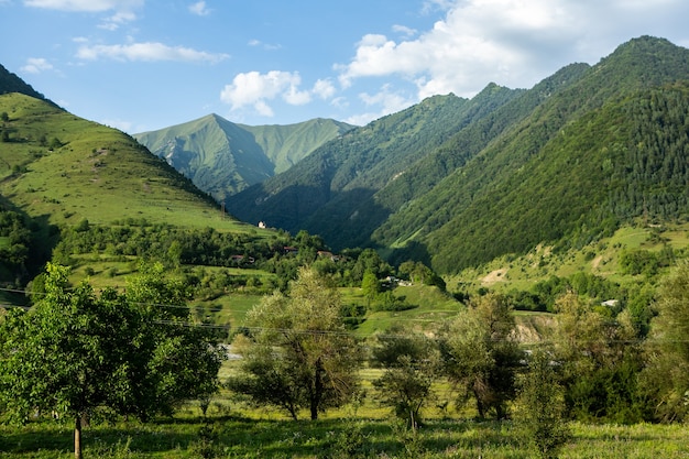 Une belle photographie de paysage avec les montagnes du Caucase en Géorgie