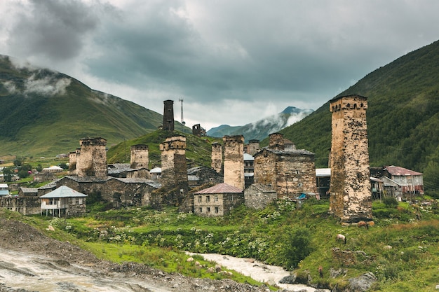 Une belle photographie de paysage avec le vieux village Usghuli dans les montagnes du Caucase en Géorgie