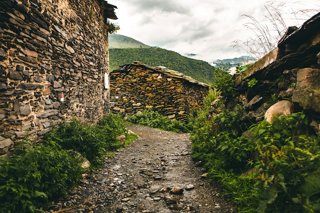 Une belle photographie de paysage avec le vieux village Usghuli dans les montagnes du Caucase en Géorgie