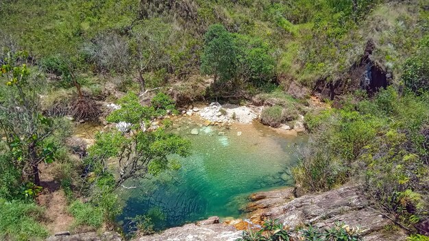 Photo une belle piscine à cascade turquoise dans la serra da canastra minas gerais au brésil