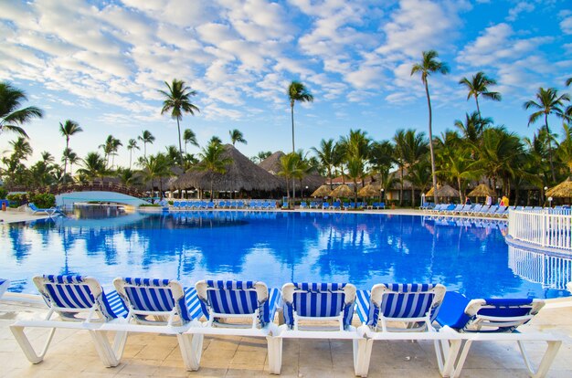 Belle piscine dans les Caraïbes