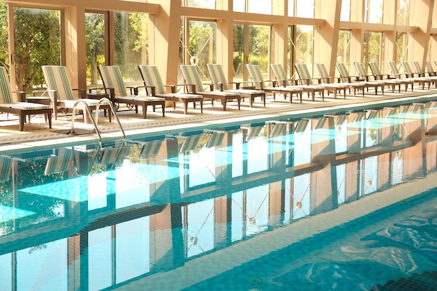 Belle piscine dans un hôtel moderne