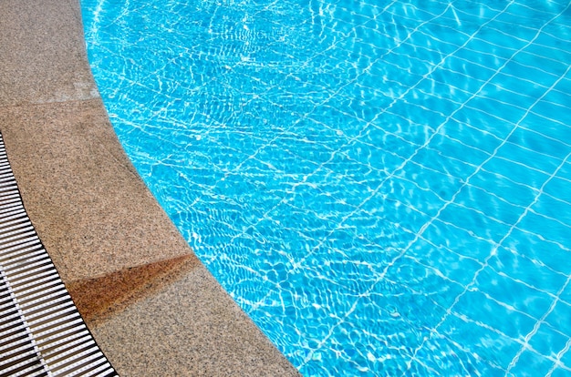 Belle piscine dans l'hôtel