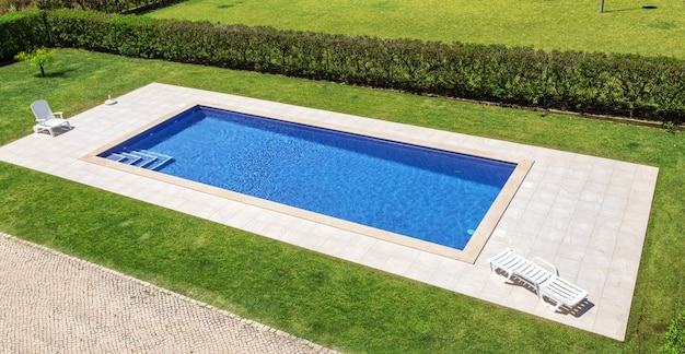 Belle piscine dans le jardin dans le parc.