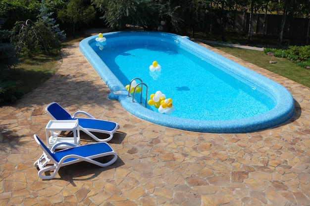 Belle piscine avec eau bleue et salon