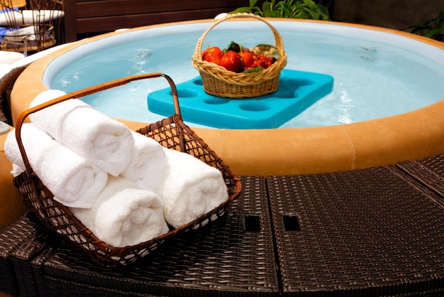 Belle piscine de luxe avec de l'eau bleue