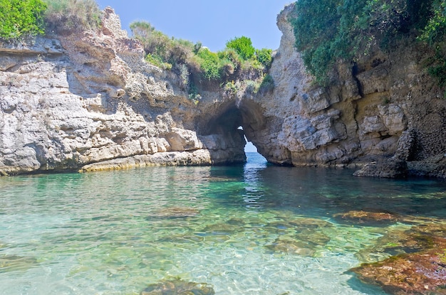 Belle piscine naturelle dans la baie de Sorrente de Naples Italie