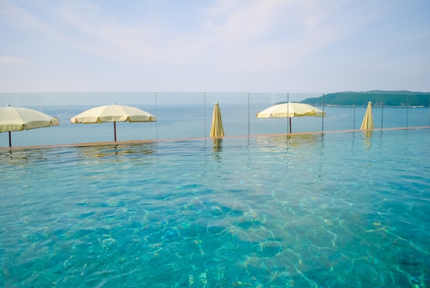 Belle piscine par une chaude journée étouffante