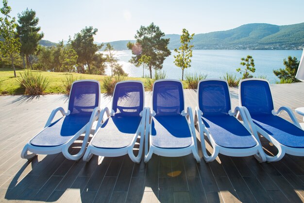 Belle piscine en plein air sur une belle journée d&#39;été